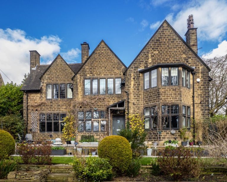 Walk to see Arts and Crafts houses in Huddersfield